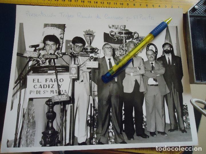 Alte Fotografie: 25x20 fotografia - presentacion del trofeo ramon de carranza en el puerto santa maria cadiz