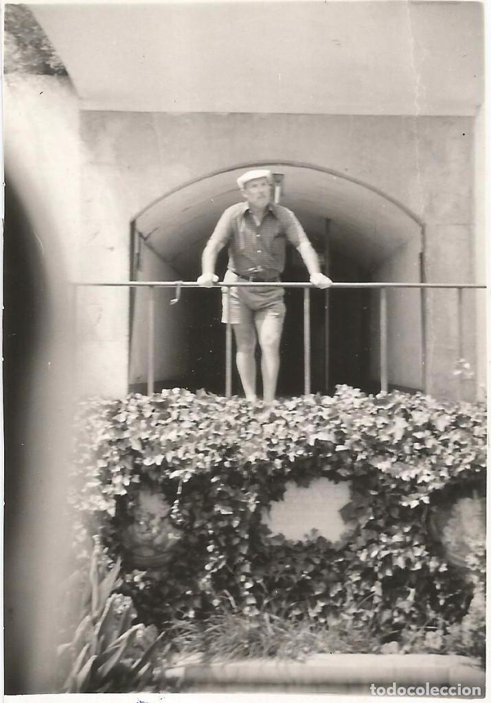 Fotografia antica: ^^^ SS238 - FOTOGRAFIA - SE&Ntilde;OR EN LA ENTRADA DEL CASTILLO DE ALICANTE - 1973