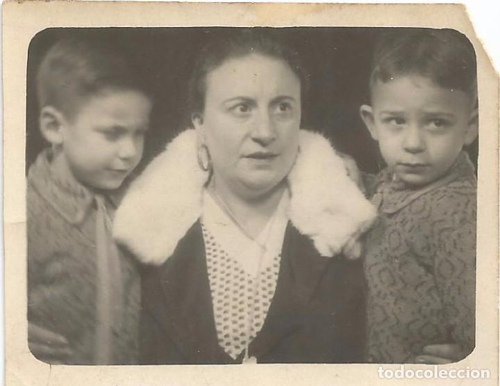 Fotografia antica: :::: A123 - FOTOGRAFIA PEQUE&Ntilde;O FORMATO - SE&Ntilde;ORA CON DOS NI&Ntilde;ITOS - 6 X 5 CM.