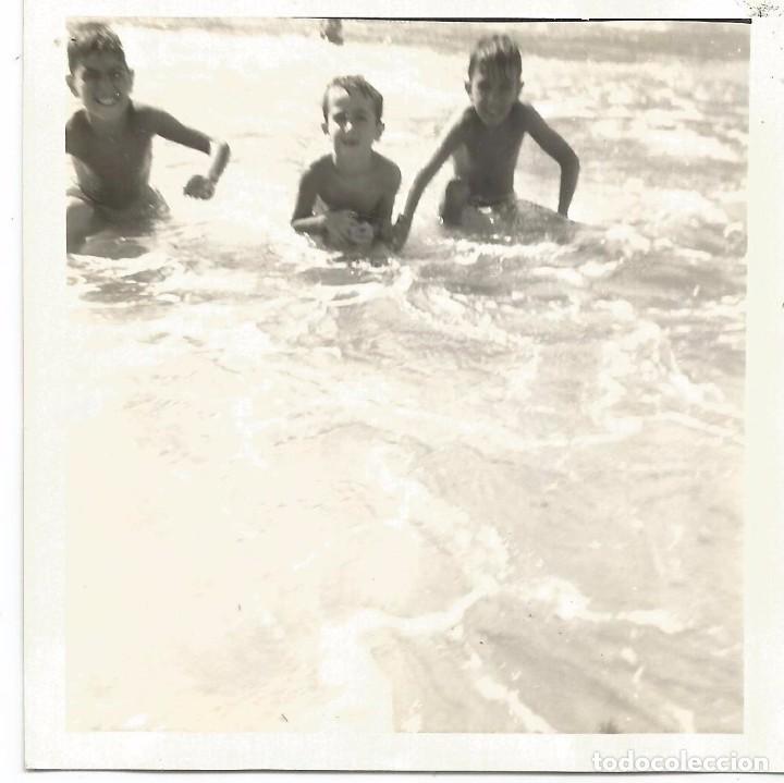 Fotografia antica: ** S437 - FOTOGRAFIA - TRES NI&Ntilde;OS TOMANDO EL BA&Ntilde;O