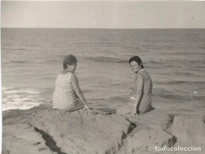 Fotografia antiga: ** SS248 - FOTOGRAFIA - DOS AMIGAS JUNTO AL MAR