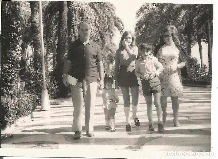 Fotografia antiga: ** SS256 - FOTOGRAFIA - BONITA FAMILIA DE PASEO