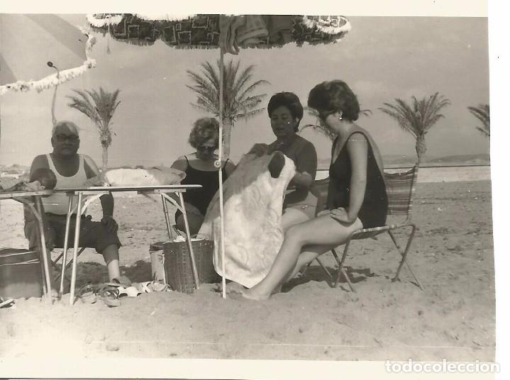 Fotografia antiga: ** SS262 - FOTOGRAFIA - GRUPO DE AMIGOS EN LA PLAYA