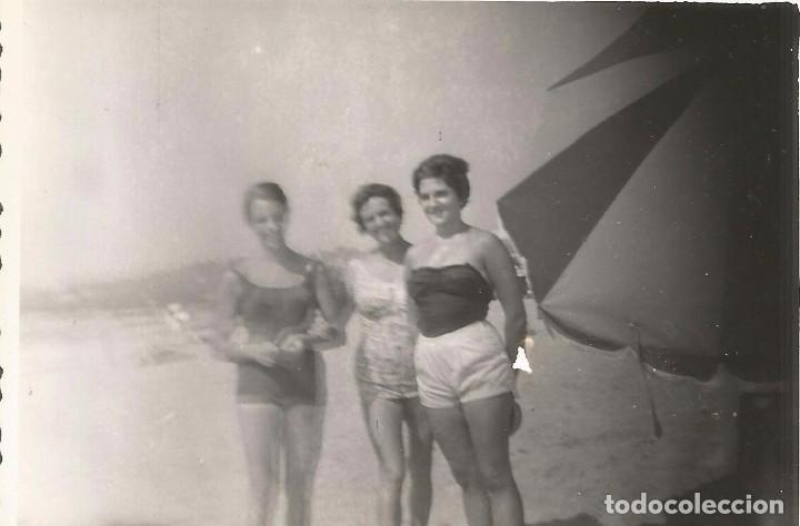 Fotografia antiga: ** SS282 - FOTOGRAFIA - TRES AMIGAS EN LA PLAYA - RF. C75