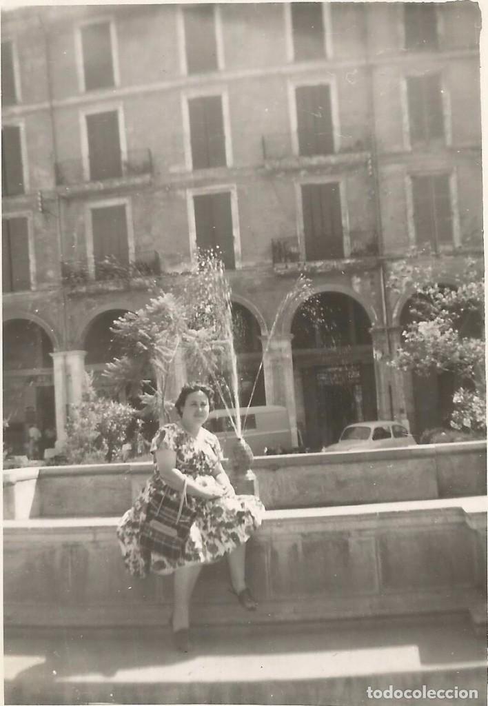 Fotografia antiga: ** SS287 - FOTOGRAFIA - SE&Ntilde;ORA SENTADA JUNTO A UNA FUENTE- RF. C75
