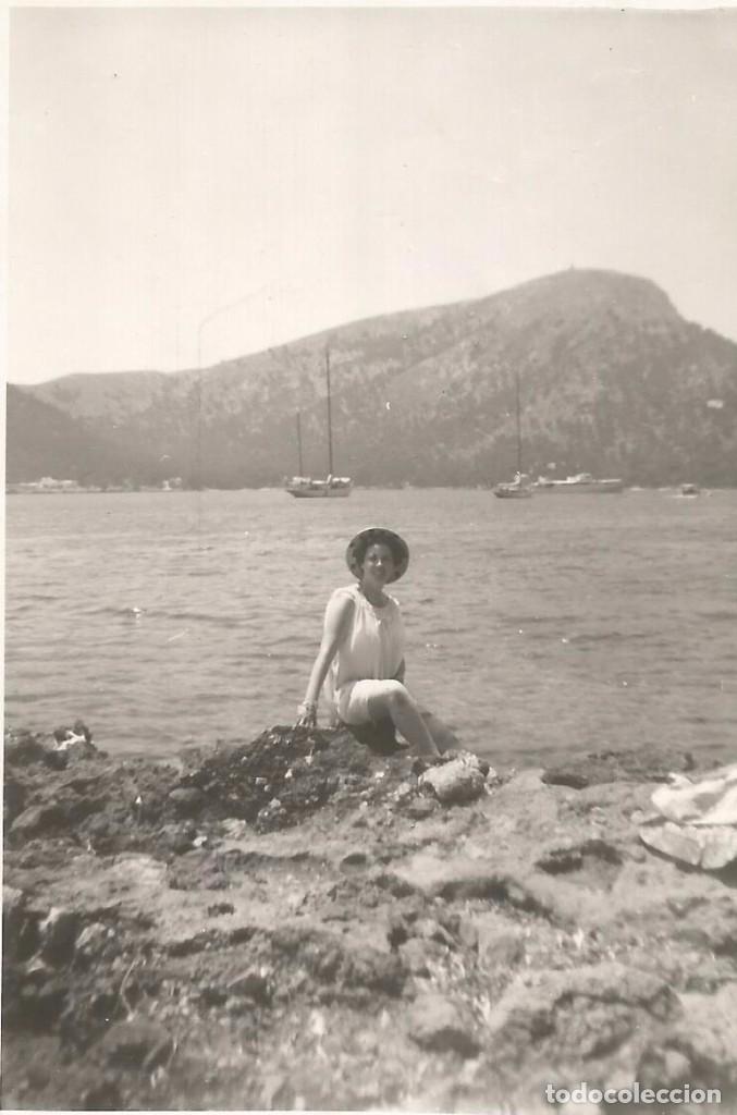 Fotograf&iacute;a antigua: ** SS295 - FOTOGRAFIA - CHICA SENTADA JUNTO AL MAR - RF. C75