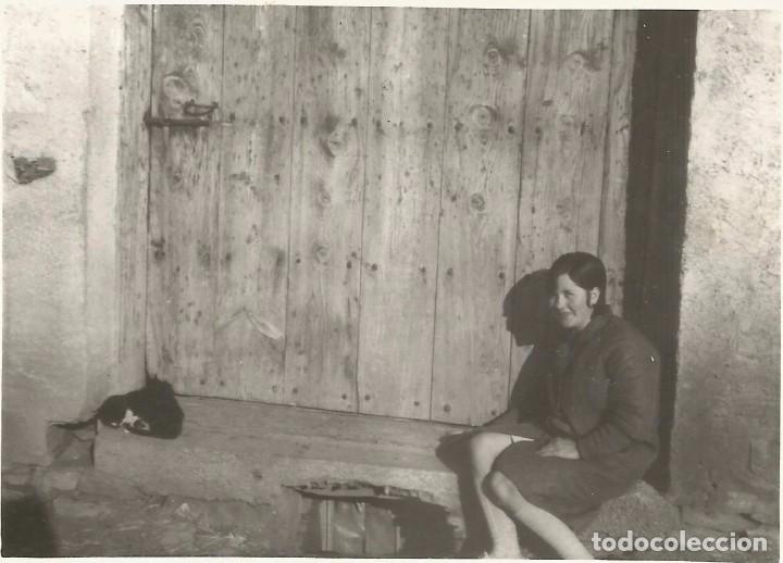 Fotograf&iacute;a antigua: ** SS541 - FOTOGRAFIA - JOVEN SENTADA EN UN PORTAL