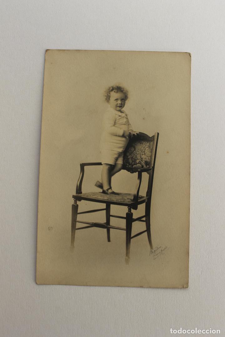 Fotograf&iacute;a antigua: FOTOGRAFIA NI&Ntilde;O SUBIDO A UNA SILLA, A&Ntilde;OS 20. FOTOGRAFO ILEGIBLE