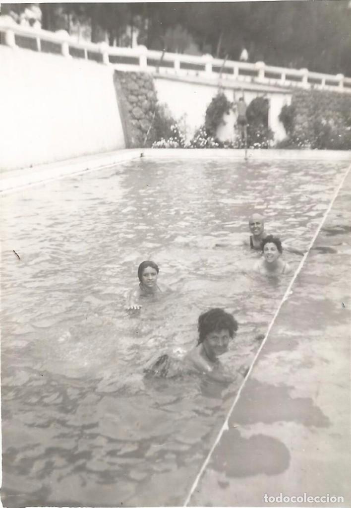 Fotograf&iacute;a antigua: ** SS544 - FOTOGRAFIA - CUATRO AMIGAS TOMANDO EL BA&Ntilde;O EN UNA PISCINA - RF. C75