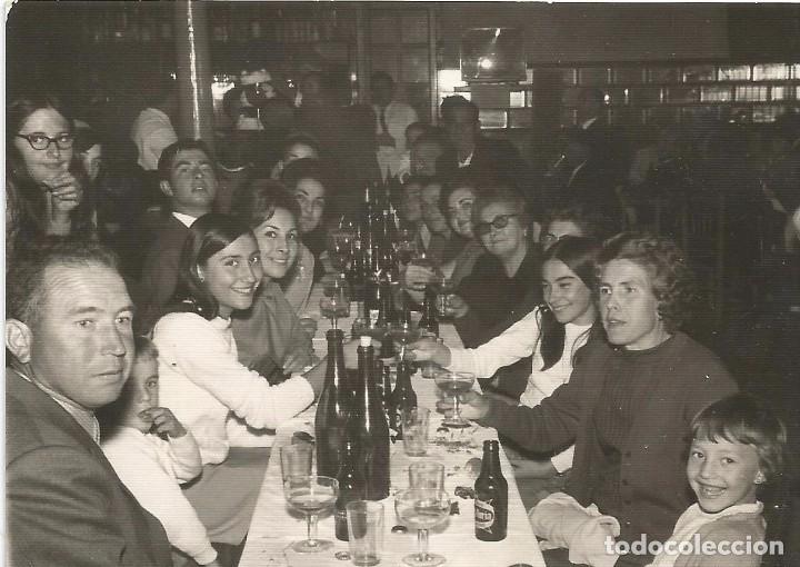 Fotograf&iacute;a antigua: ** SS548 - FOTOGRAFIA - GRUPO DE AMIGOS EN UNA COMIDA - RF. C75