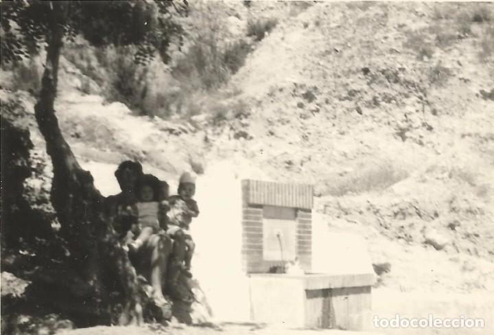 Fotograf&iacute;a antigua: ** SS404 - FOTOGRAFIA - FAMILIA JUNTO A UNA FUENTE - RF. C75