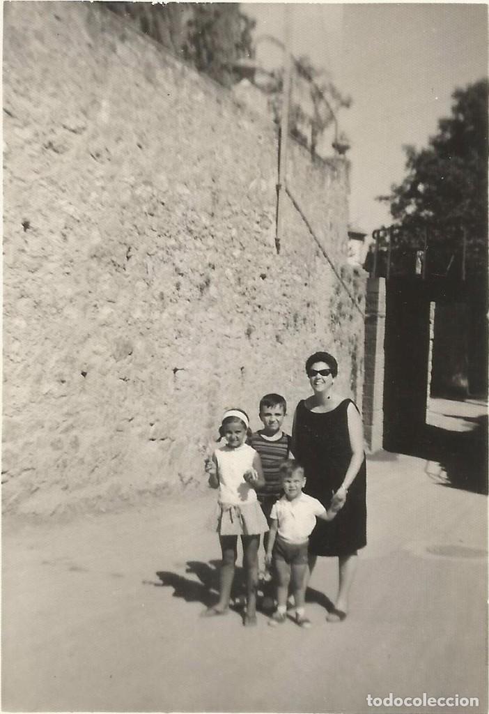 Fotograf&iacute;a antigua: ** SS695 - FOTOGRAFIA - SE&Ntilde;ORA CON TRES JOVENCITOS - RF.C75