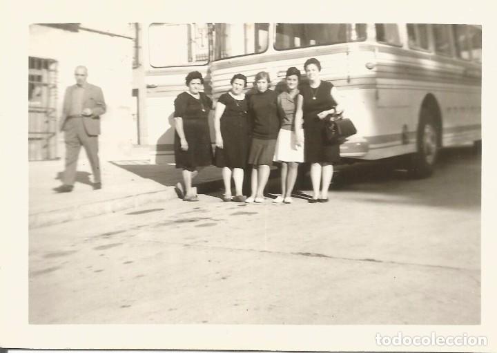 Fotograf&iacute;a antigua: *** SS696 - FOTOGRAFIA - GRUPO DE AMIGAS JUNTO A UN AUTOBUS