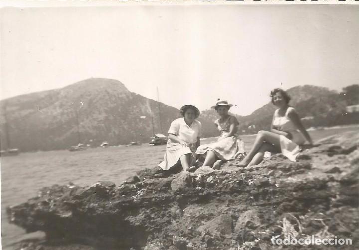 Fotograf&iacute;a antigua: ** SS802 - FOTOGRAFIA - TRES AMIGAS SENTADAS EN LAS ROCAS - RF.C75