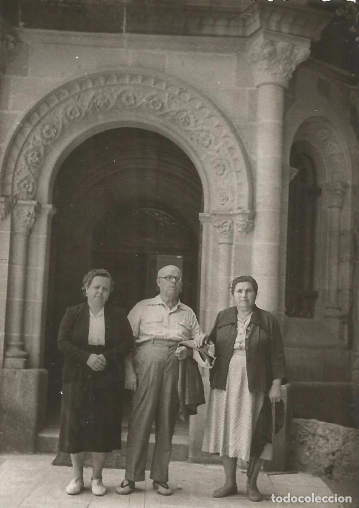 Fotograf&iacute;a antigua: ** SS803 - FOTOGRAFIA - TRES AMIGOS EN MONTSERRAT - ERMITA SANTA CUEVA 1957 - RF.C75
