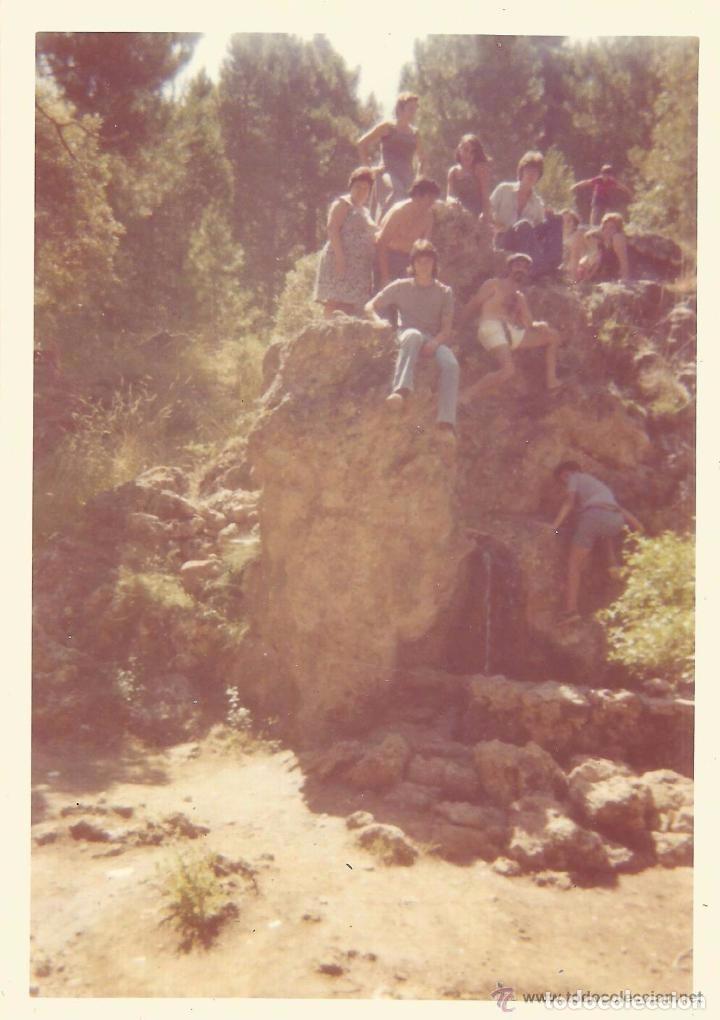 Fotograf&iacute;a antigua: ** SS718 -  FOTOGRAFIA - GRUPO DE AMIGOS ENCIMA DE UN PE&Ntilde;ASCO - RF.C00