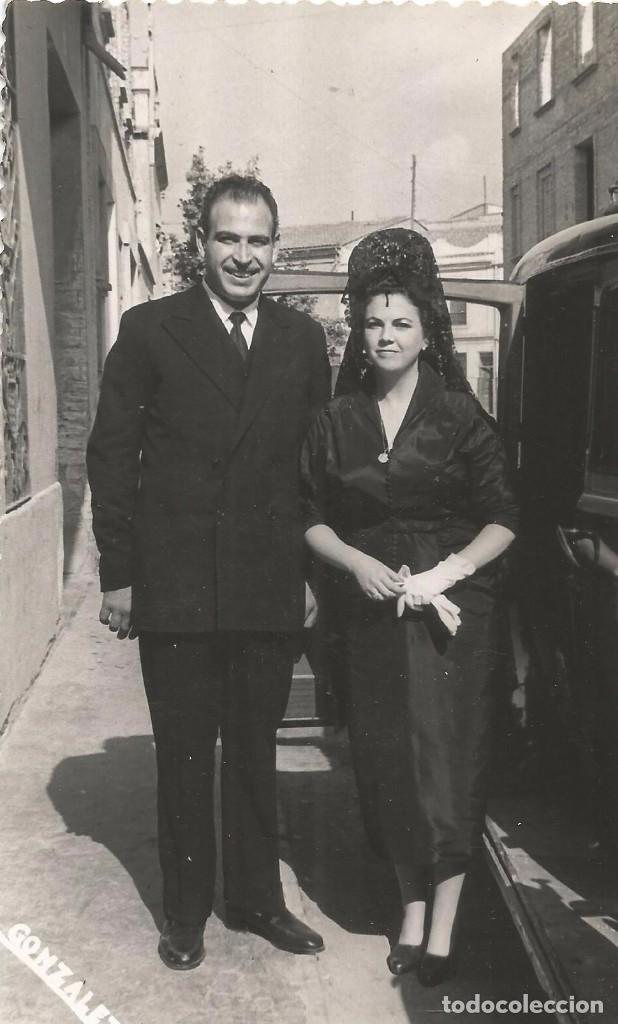 Fotograf&iacute;a antigua: == EE600 - FOTOGRAFIA - PAREJA JUNTO A UN COCHE, ELLA CON PEINETA Y MANTILLA