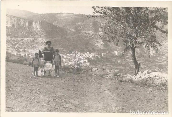 Fotograf&iacute;a antigua: ** SS723 - FOTOGRAFIA - SE&Ntilde;ORA CON TRES NI&Ntilde;OS EN EL CAMPO - RF.C75