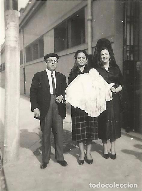 Fotograf&iacute;a antigua: ** FP311 - FOTOGRAFIA PEQUE&Ntilde;O FORMATO - TRES AMIGOS CON UN BEBE EN BRAZOS - 5,8 X 4,5 CM. - RF.C75