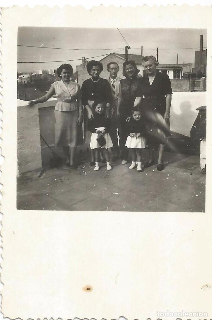 Fotograf&iacute;a antigua: ** SS324 - FOTOGRAFIA - GRUPO DE AMIGOS CON DOS NI&Ntilde;ITAS - RF.C75