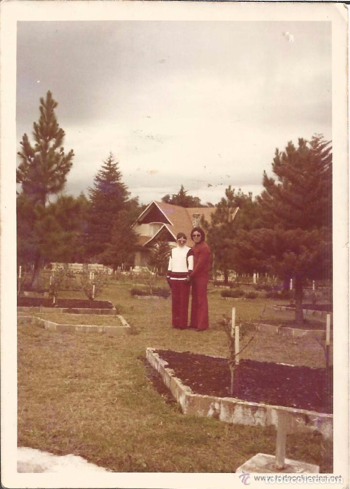 Fotograf&iacute;a antigua: :::: SS745 - FOTOGRAFIA - DOS AMIGAS EN UN BONITO PAISAJE