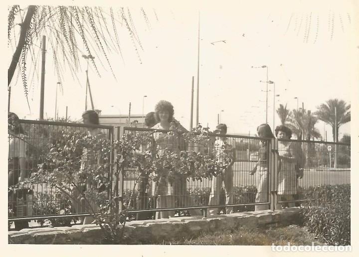 Fotograf&iacute;a antigua: ** SS818 - FOTOGRAFIA - GENTE DE PASEO - RF.C75