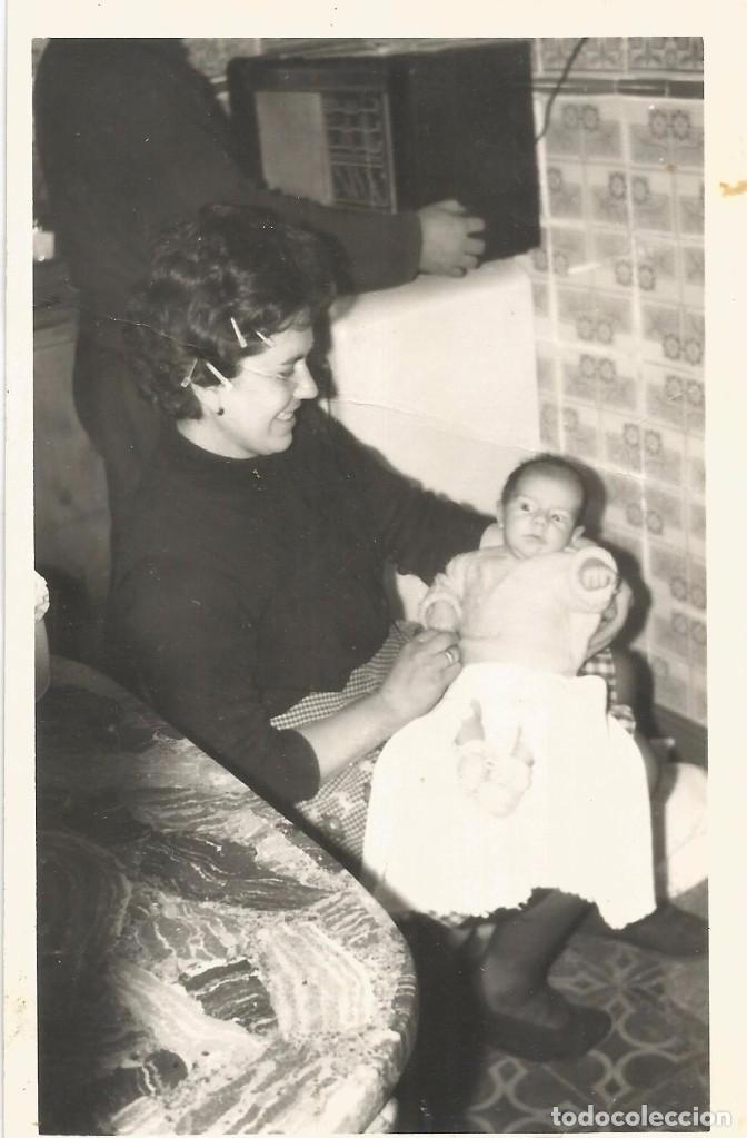Fotograf&iacute;a antigua: == EE599 - FOTOGRAFIA - SE&Ntilde;ORA CON BEB&Eacute; EN BRAZOS