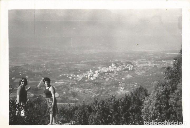 Fotograf&iacute;a antigua: ** SS822 - FOTOGRAFIA - DOS AMIGAS EN UN BONITO PAISAJE - RF.C75