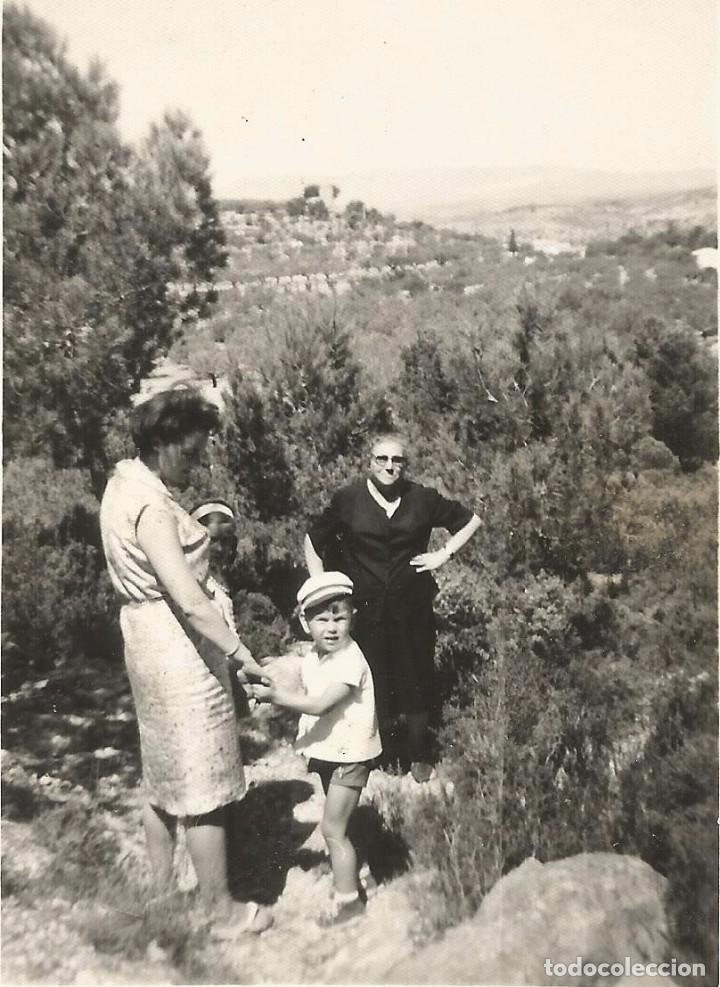 Fotograf&iacute;a antigua: ** SS826 - FOTOGRAFIA - DOS SE&Ntilde;ORAS Y UN NINITO EN EL CAMPO - RF.C75