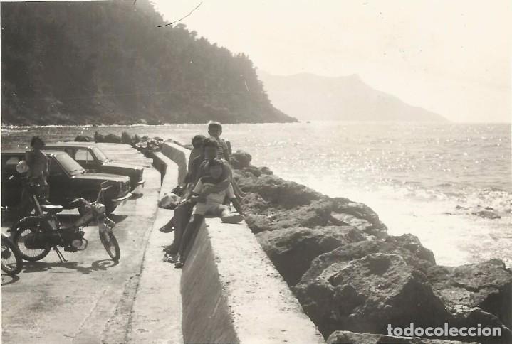 Fotograf&iacute;a antigua: ** SS755 - FOTOGRAFIA - FAMILIA SENTADA JUNTO AL MAR - RF.C75