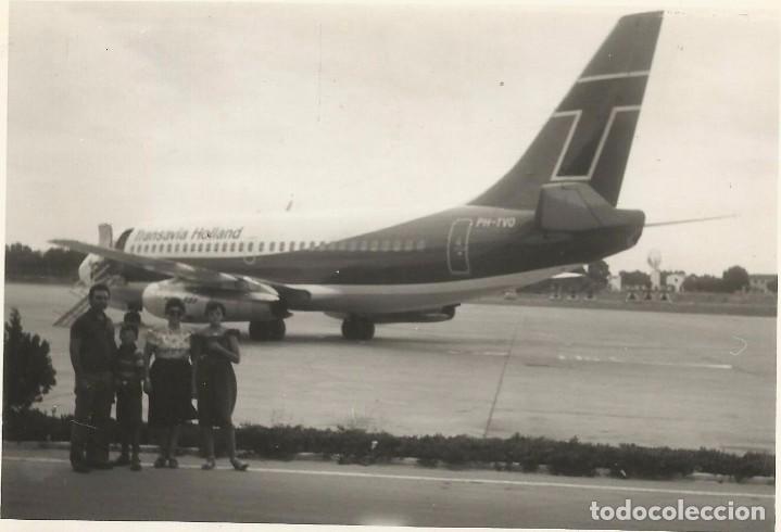 Fotograf&iacute;a antigua: ** SS756 - FOTOGRAFIA - AMIGOS JUNTO A UN AVION EN EL AEROPUERTO DE MALLORCA 1977 - RF.C75