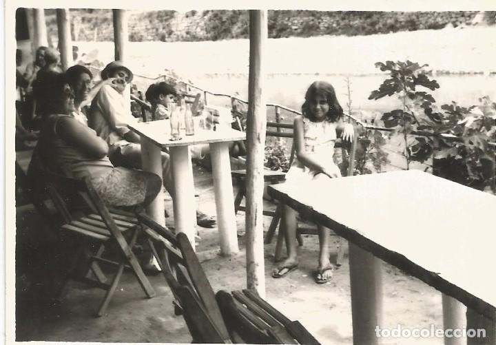 Fotograf&iacute;a antigua: ** SS840 - FOTOGRAFIA - GRUPO DE AMIGOS TOMANDO REFRESCOS - RFC75
