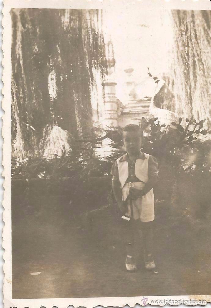 Fotograf&iacute;a antigua: ** SS334 -  FOTOGRAFIA - NI&Ntilde;ITO EN UN JARDIN - RFC00