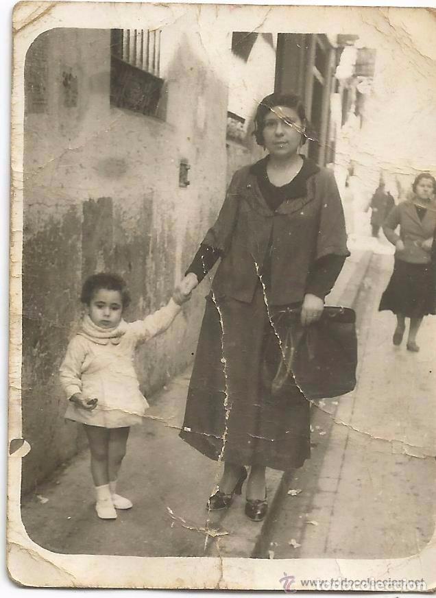 Fotograf&iacute;a antigua: ** SS335 - FOTOGRAFIA - SE&Ntilde;ORA CON NI&Ntilde;ITA DE LA MANO - 7 X 5,5 CM. - RFC00