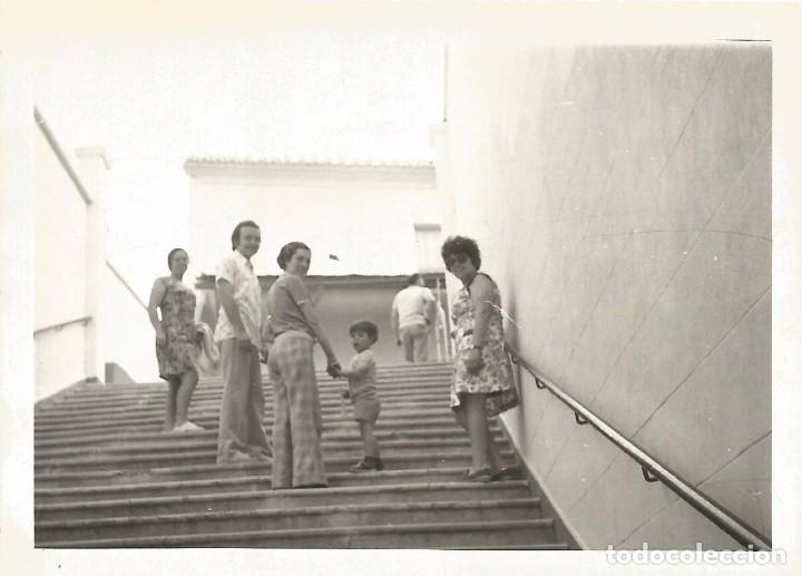 Fotograf&iacute;a antigua: ** SS852 - FOTOGRAFIA - GRUPO DE AMIGOS SUBIENDO UNA ESCALERA - RF.C75