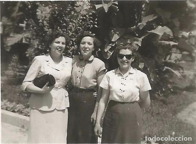 Fotograf&iacute;a antigua: :::: FP324 - FOTOGRAFIA PEQUE&Ntilde;O FORMATO - TRES AMIGAS - 6 X 4,5 CM.