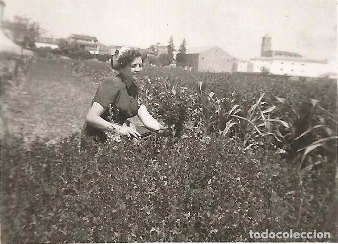 Fotograf&iacute;a antigua: ** FP328 - FOTOGRAFIA PEQUE&Ntilde;O FORMATO - GUAPA JOVEN EN EL CAMPO - 6 X 4,5 CM. - RF.C75