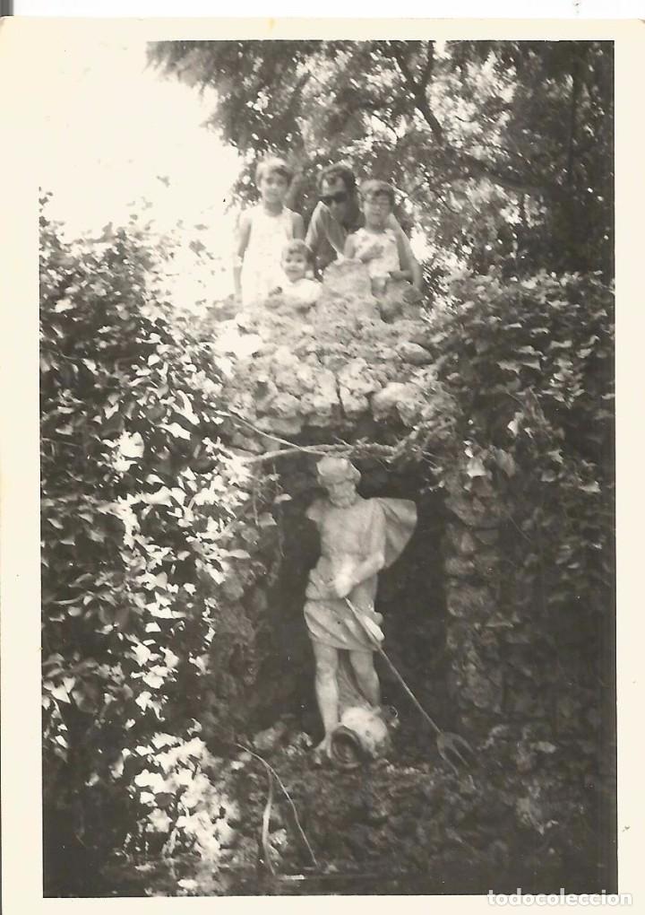 Fotografia antica: ** SS865 - FOTOGRAFIA - ESTATUA EN UN JARD&Iacute;N - RF.C75