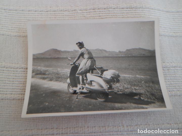 Fotograf&iacute;a antigua: FOTO - FOTOGRAFIA DE MUJER EN VESPA - CARRETERA BAHIA ALCUDIA - A&Ntilde;OS 60