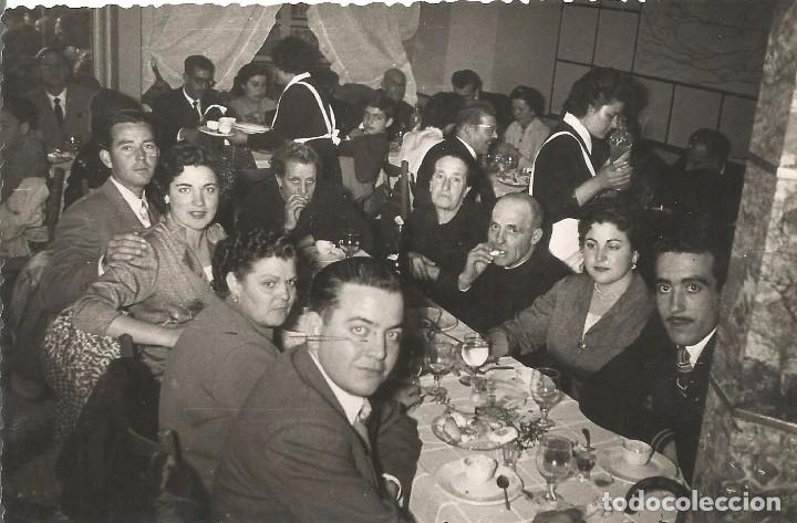 Fotografia antica: *** EE595 - FOTOGRAFIA - GRUPO DE AMIGOS EN UN BANQUETE