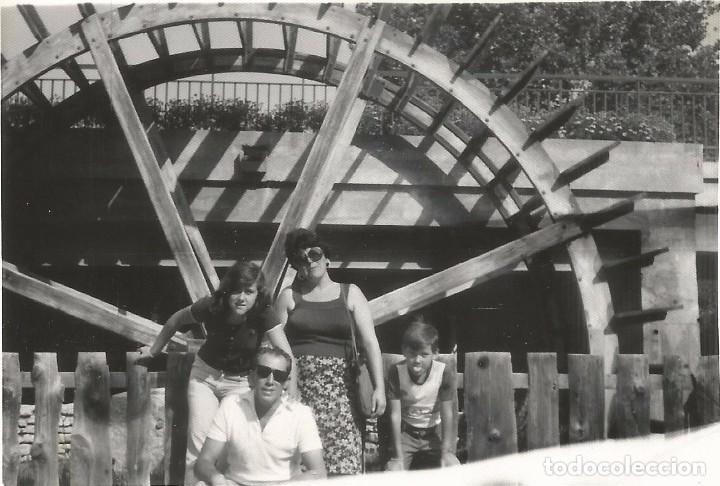 Fotograf&iacute;a antigua: ** SS888 - FOTOGRAFIA - FAMILIA JUNTO A UNA GRAN NORIA - RF.C75