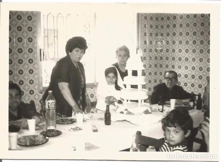 Fotograf&iacute;a antigua: ^^^ SS885 - FOTOGRAFIA - NI&Ntilde;A DE PRIMERA COMUNION JUNTO A SU TARTA