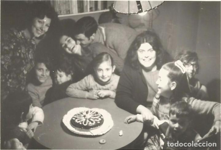 Fotograf&iacute;a antigua: ** SS887 - FOTOGRAFIA - GRUPO DE AMIGOS CELEBRANDO UN CUMPLEA&Ntilde;OS - RF.C75