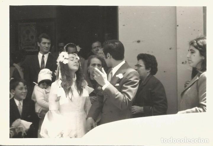 Fotograf&iacute;a antigua: ** SS779 - FOTOGRAFIA - PAREJA DE NOVIOS CON SUS INVITADOS - RF.C75