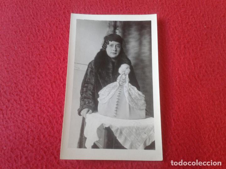 Fotografia antica: CURIOSA Y ANTIGUA FOTO FOTOGRAFIA OLD PHOTO MUJER VESTIDA DE OSCURO CON MU&Ntilde;ECA. WOMAN. GIRL.VER FOTO
