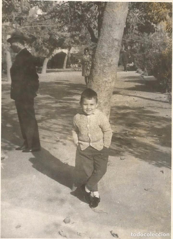 Fotograf&iacute;a antigua: ** SS893 - FOTOGRAFIA - NI&Ntilde;ITO APOYADO EN UN ARBOL - RF.C75