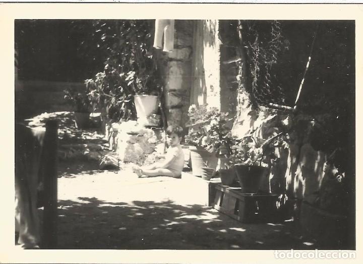 Fotograf&iacute;a antigua: ** SS897 - FOTOGRAFIA - NI&Ntilde;ITO EN UN PATIO - RF.C75