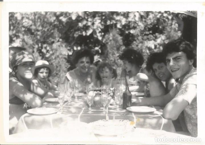 Fotograf&iacute;a antigua: ** SS901 - FOTOGRAFIA - GRUPO DE AMIGOS EN UNA COMIDA - RF.C75