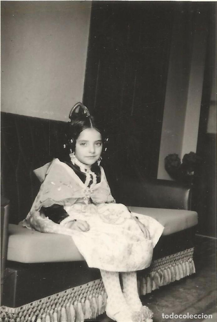 Fotograf&iacute;a antigua: ** SS902 - FOTOGRAFIA - JOVEN FALLERA SENTADA EN UN SOF&Aacute; - RF.C75