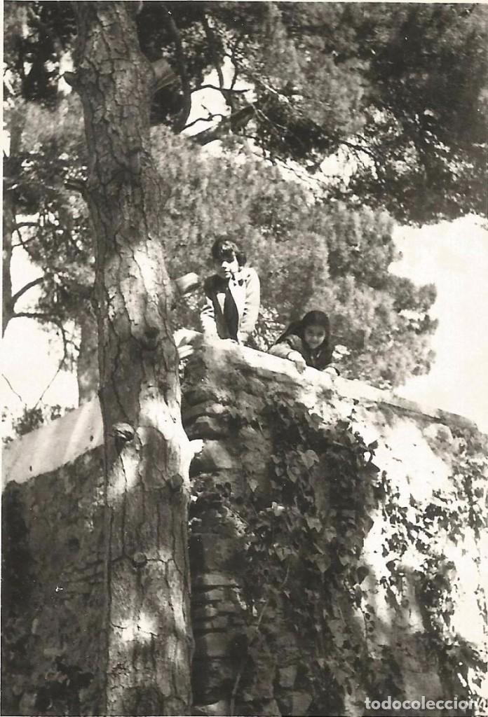 Fotograf&iacute;a antigua: ** SS908 - FOTOGRAFIA - JOVENCITOS SUBIDOS EN UN TEJADO - RF.C75